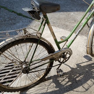 Bicicleta antigua verde para restaurar
