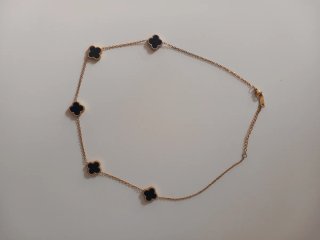 Gargantilla dorada con tréboles negros