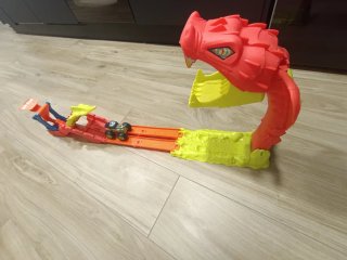 Hot Wheels Pista Serpiente Roja y Amarilla