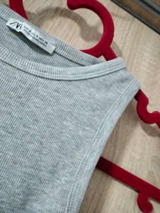Crop top Zara gris S liso urbano deportivo