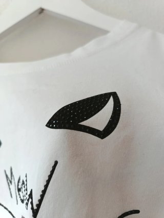 T-shirt bianca con fiocco vita