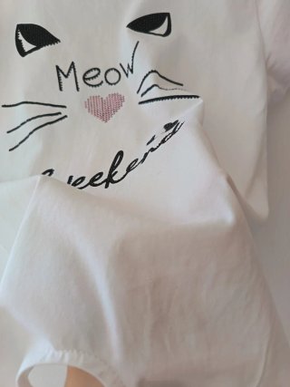 T-shirt bianca con fiocco vita