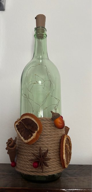 Bottiglia decorativa con luci e decorazioni