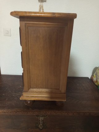 Mesita de noche de madera
