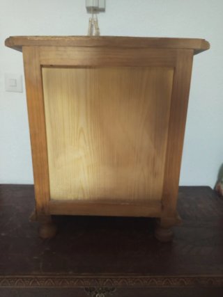 Mesita de noche de madera