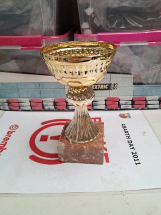Trofeo dorado base mármol