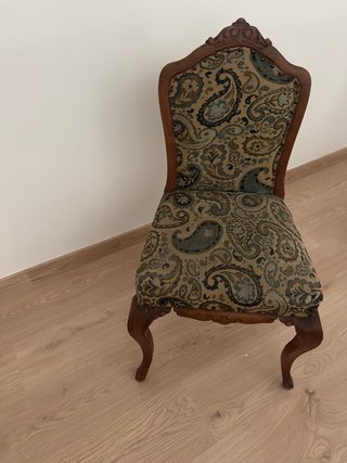 Silla de castaño con tapizado estampado