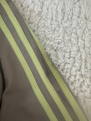 Adidas Chaqueta deportiva cortavientos gris verde