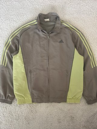 Adidas Chaqueta deportiva cortavientos gris verde