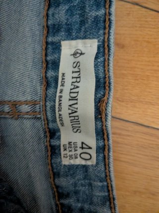 Pantalón corto vaquero desgastado