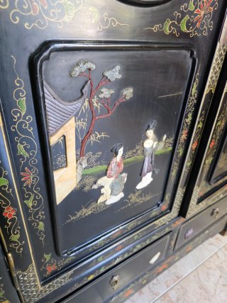 Mueble Oriental Negro con Detalles Dorados