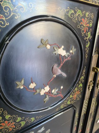 Mueble Oriental Negro con Detalles Dorados