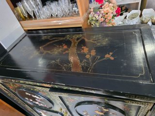 Mueble Oriental Negro con Detalles Dorados