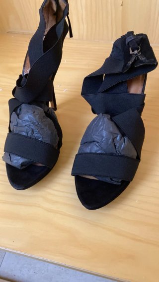 Zapatos de tacón negros con tiras elásticas