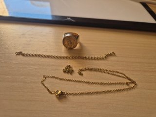 Conjunto de joyas doradas