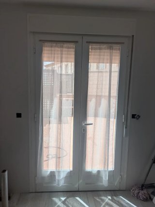 Ventana de aluminio blanca