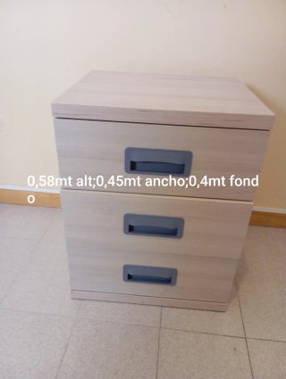 Set di mobili per camera: armadio, cassettiera, comodino