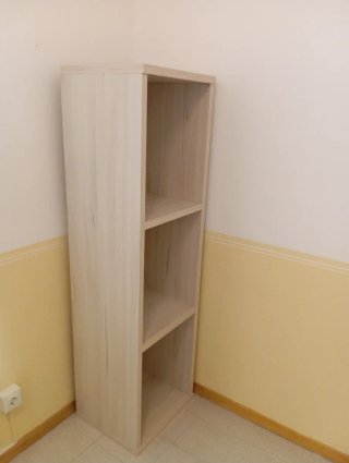 Set di mobili per camera: armadio, cassettiera, comodino