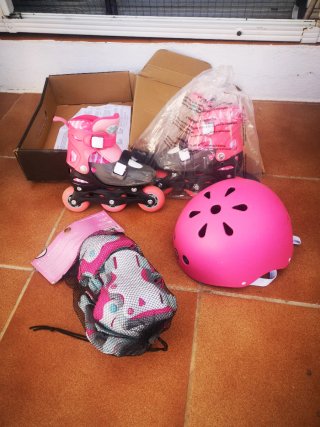 Patines en línea rosas y casco protector