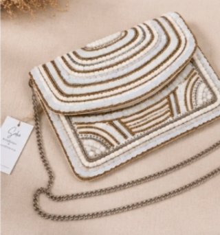 Bolso de pedrería blanco y dorado