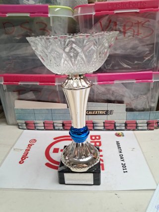 Trofeo de cristal  , metal y peana de mármol negro