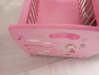 Cuna de juguete rosa para muñecos