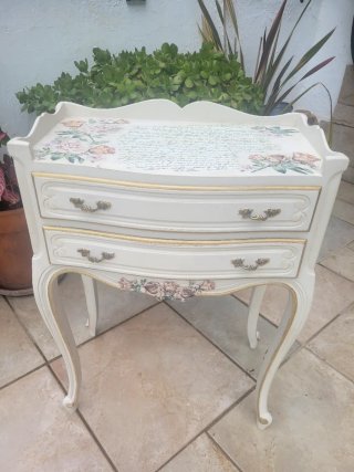 Mueble auxiliar pintado decoupage