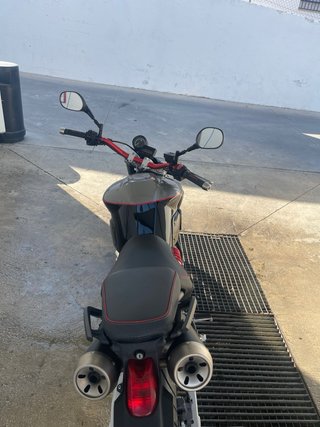 Motocicleta Naked Negra y Gris