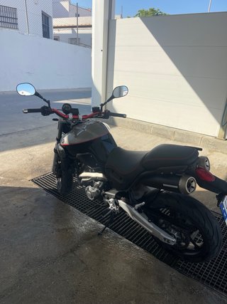Motocicleta Naked Negra y Gris