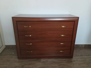 Cómoda 4 cajones madera oscura, de 111*84*45