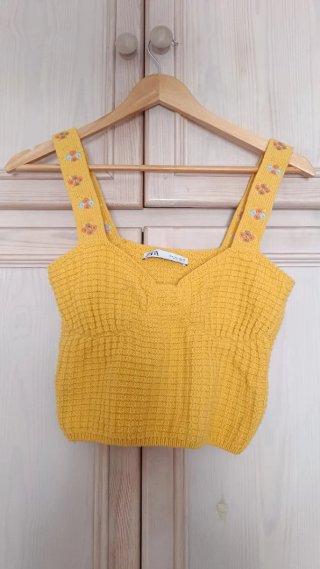 Top ZARA amarillo con flores