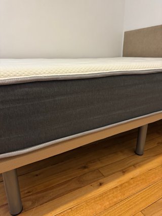 Cama 135cm: Base tapizada y colchón viscoelástico