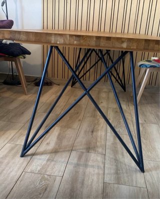 Mesa de comedor de madera rústica