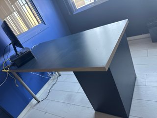 Escritorio azul Ikea con cajones