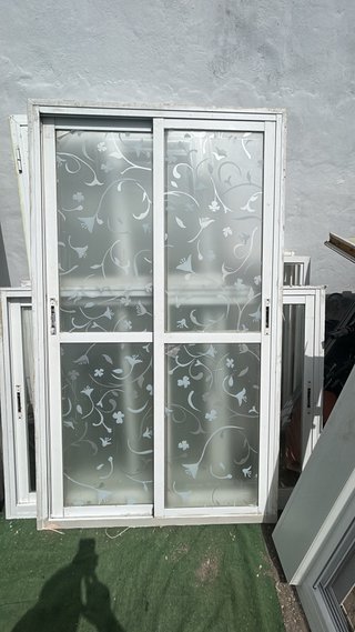 Ventana corredera con diseño floral