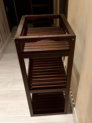 Estantería de madera oscura