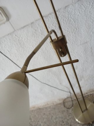 Lámpara de pie dorada con luz auxiliar