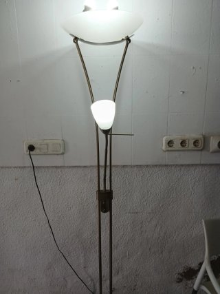 Lámpara de pie dorada con luz auxiliar