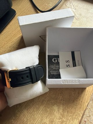 Reloj Guess Negro y Dorado