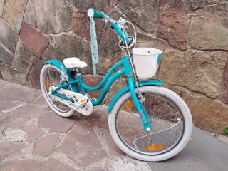 Bicicleta infantil azul con cesta