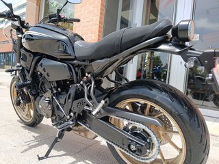 Yamaha XSR 700 Negra y Dorada