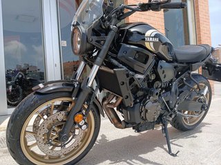 Yamaha XSR 700 Negra y Dorada
