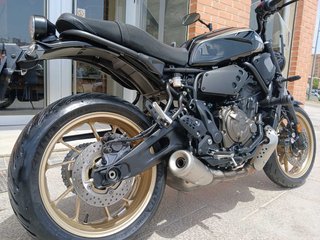 Yamaha XSR 700 Negra y Dorada