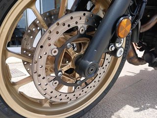 Yamaha XSR 700 Negra y Dorada