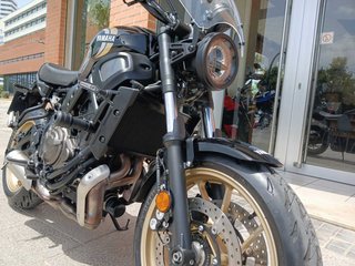Yamaha XSR 700 Negra y Dorada