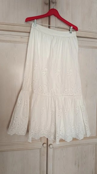 Falda blanca larga bordada