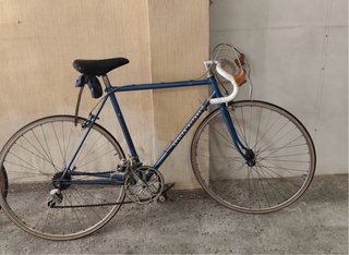 Bicicleta de carretera azul