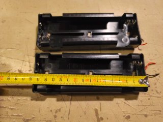 Dos portapilas del tipo C (2x6U) (9V cada uno).
