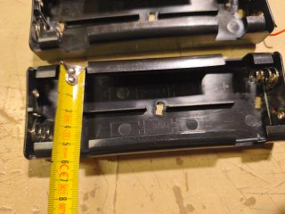 Dos portapilas del tipo C (2x6U) (9V cada uno).