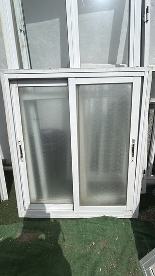 Ventana corredera con vidrio texturizado